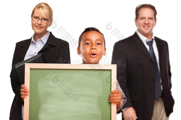 和老师一起拿黑板的西班牙裔男孩
