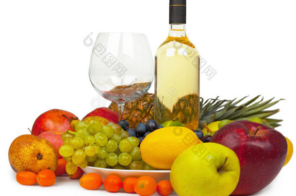 静物画-白底葡萄酒和水果