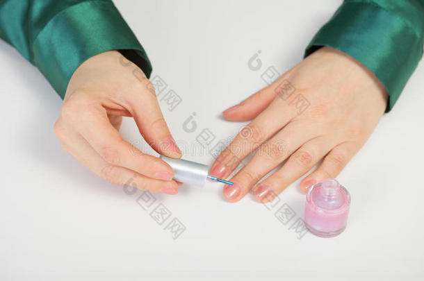 护理指甲的女人-涂指甲油