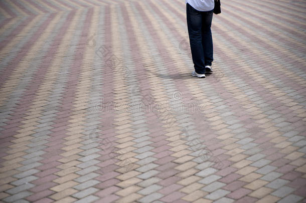 在铺有瓷砖的人行道上行走的人