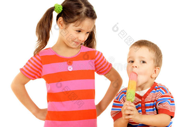 分享冰淇淋的小孩