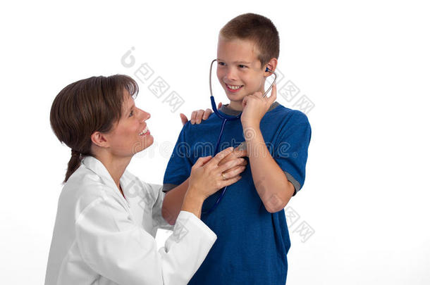 女白种人医生给男孩做身体检查