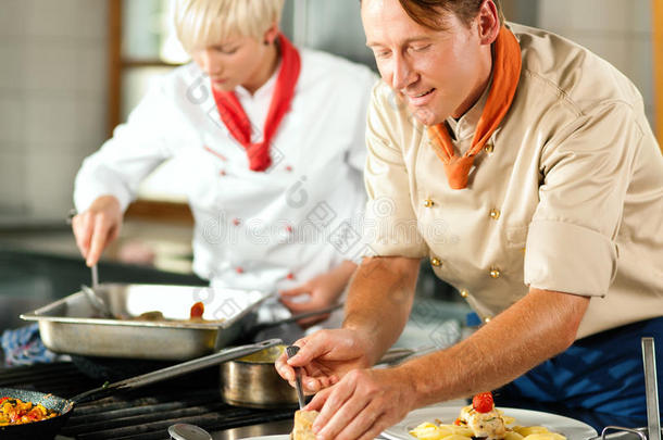 在饭店或饭店厨房做饭的厨师
