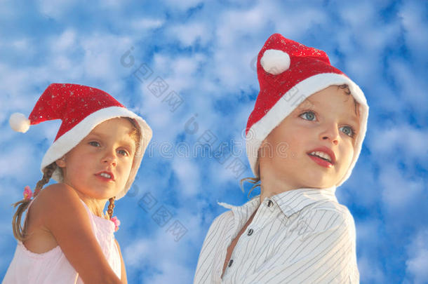 蓝天下的圣诞儿童