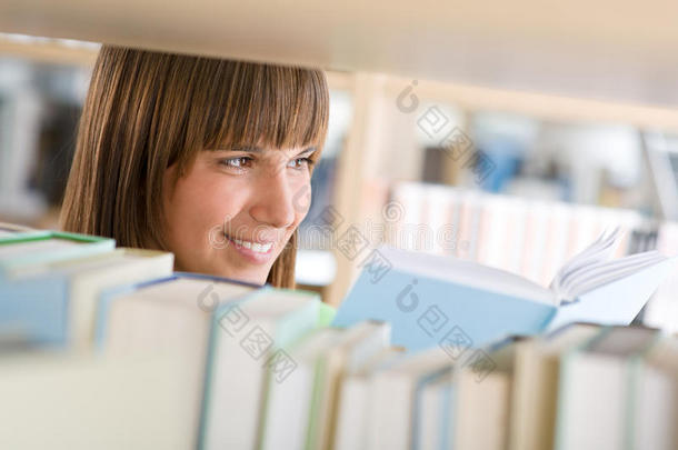 图书馆的学生——从书本上学习快乐的女人