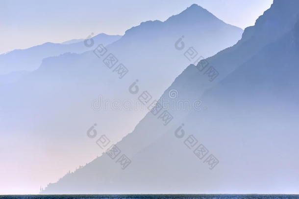 加尔达湖上的山
