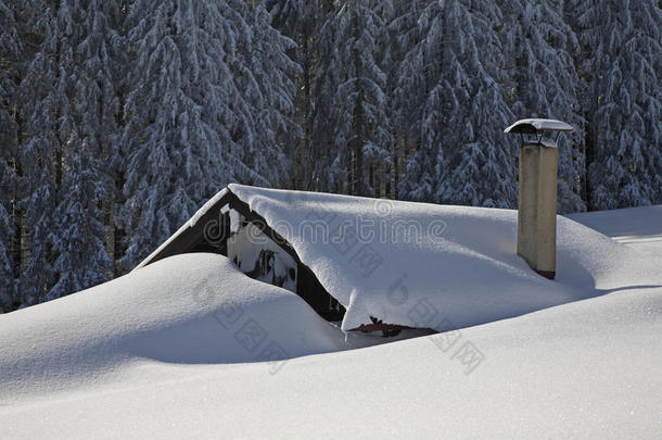 小屋和雪