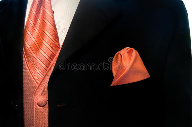 橙色领带的黑色礼服