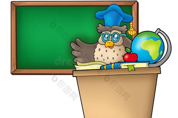 课桌后面的猫头鹰老师