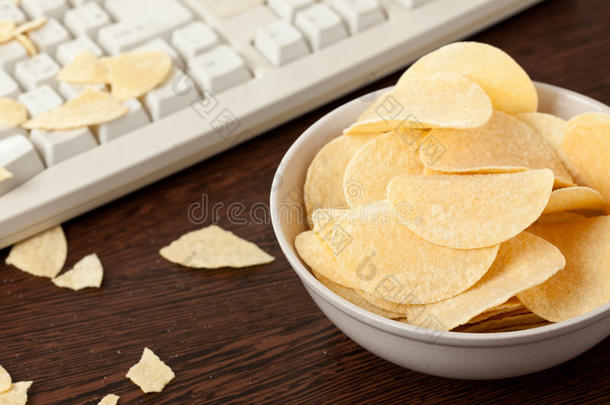 薯片和键盘