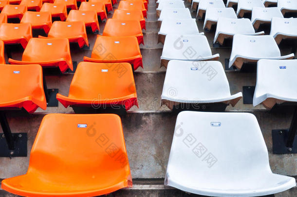 体育场的橙色和白色座位