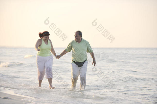 海滩上快乐的老年夫妇