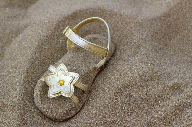 埋在夏日沙滩上的金星凉鞋