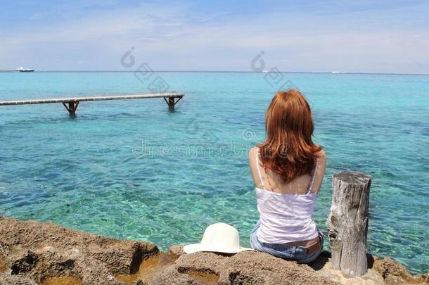 在绿松石海寻找游客的女人