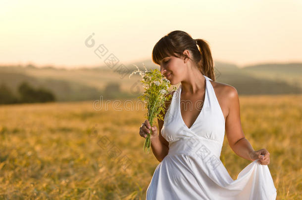 夕阳玉米地里浪漫的黑发女人