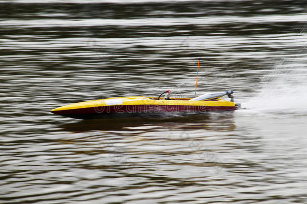 黄色钢筋混凝土船在湖上飞驰