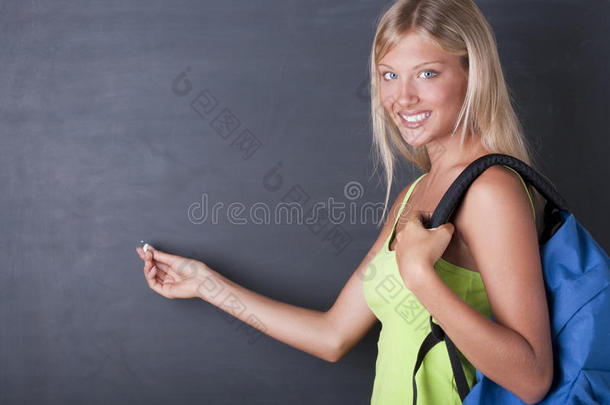 漂亮的学生在黑板上写字