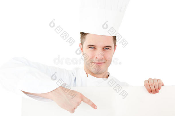 自信的高加索男厨师举着标语牌