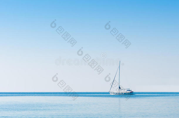 亚得里亚海的帆船。复制空间背景