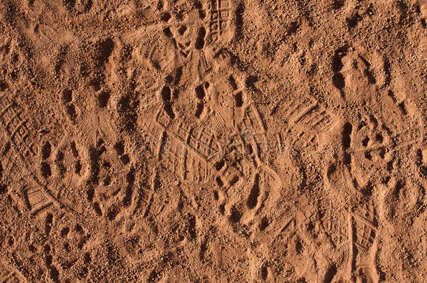 棒球鞋在泥土中留下的痕迹