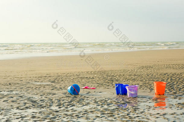 沙滩上玩的五颜六色的<strong>儿童</strong>水桶