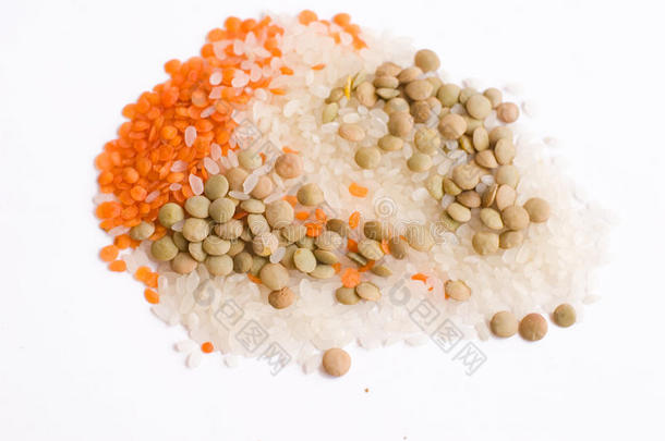 一堆生米和小扁豆