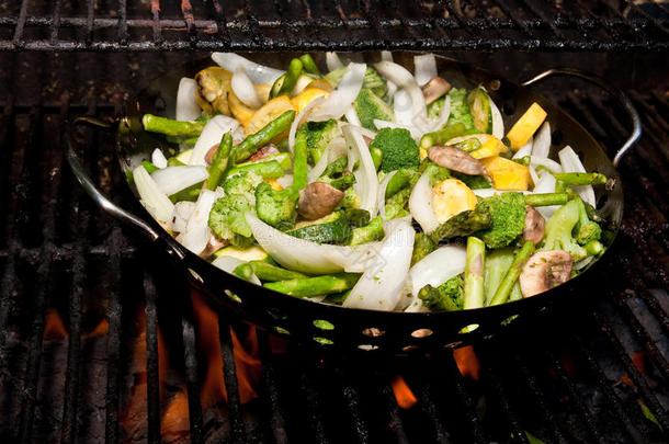 新鲜切好的蔬菜在烤架上烤