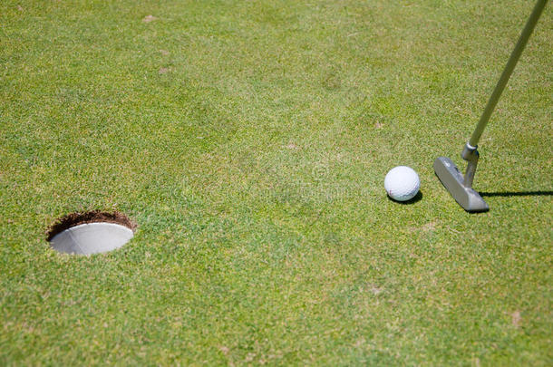 带球和旗子的高尔夫球洞