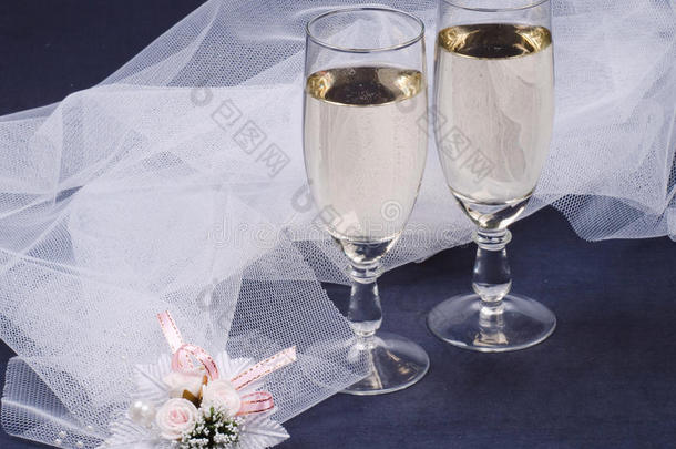 带香槟和婚礼扣眼的玻璃杯