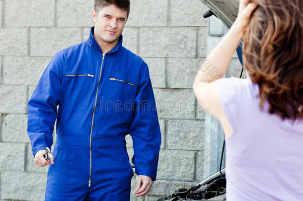 英俊的<strong>机修工</strong>和绝望的女人在车库里