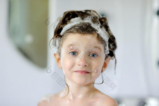 带着洗发水洗澡的好女孩