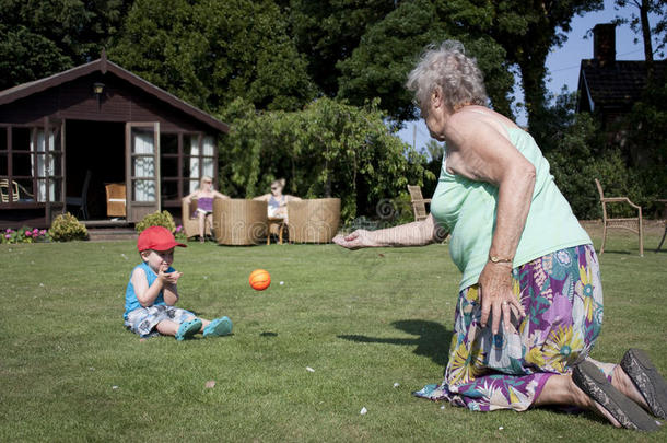 奶奶和孙子打球