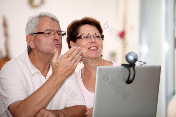 老年夫妇和网络摄像机