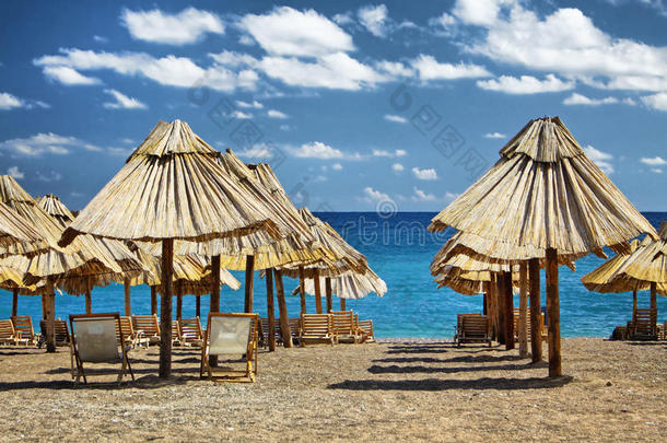 带椅子和雨伞的夏日海滩