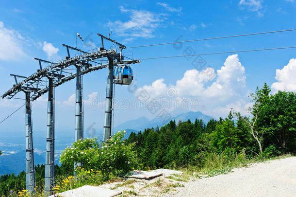 高山森林上空的缆车。