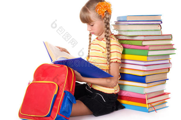 背着书包看书的女学生。