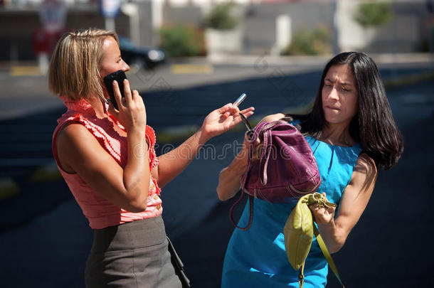 漂亮的女人在市中心多任务。