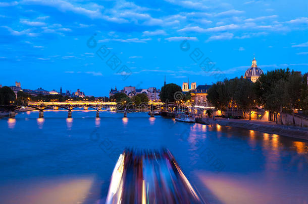 蓝色时刻的巴黎