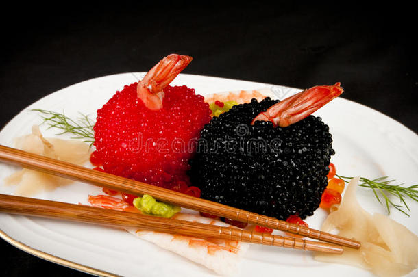 寿司，<strong>红黑</strong>鱼卵配筷子。。