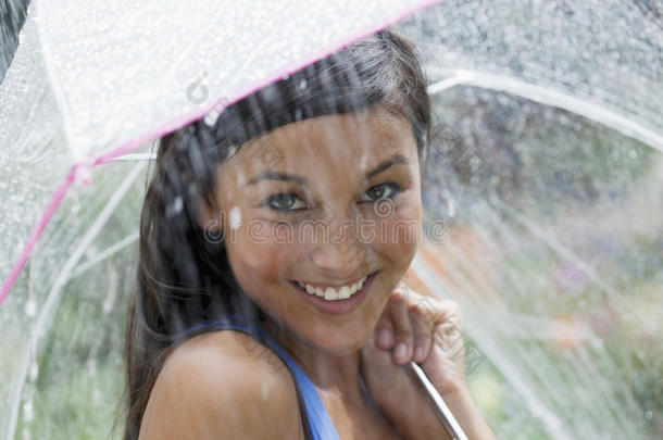 雨中撑伞的年轻女子