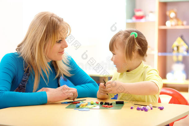老师和小女孩玩橡皮泥