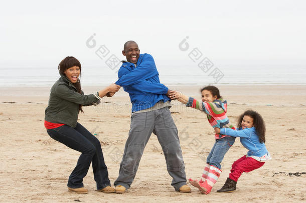 一家人在冬日海滩上玩得开心
