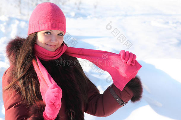 戴粉色围巾和帽子的女孩微笑的画像
