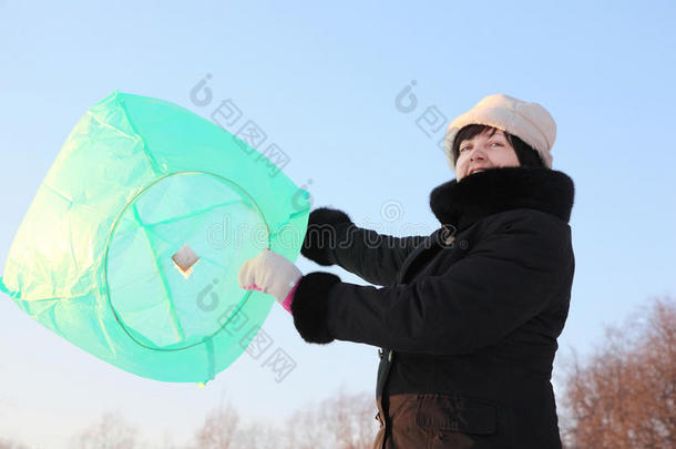 女人在发射大气球，半身，冬天