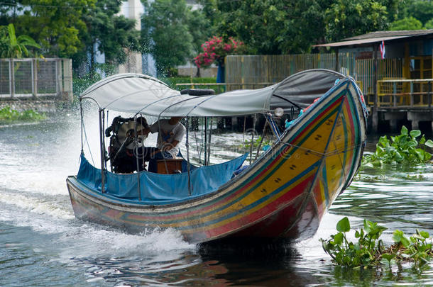 泰国曼谷运河上的长尾船