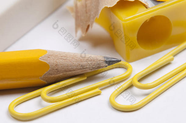 橡皮擦、铅笔和铅笔黄色卷笔刀