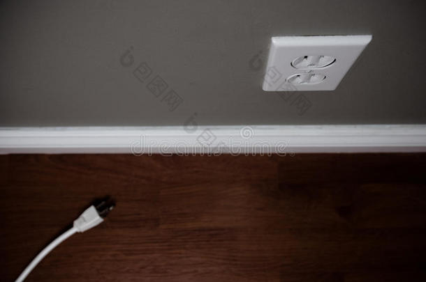 拔掉电源插座旁边地板上的电源线