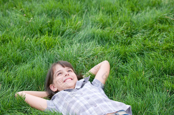 躺在草地上的快乐女孩