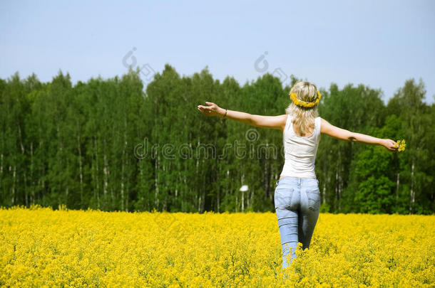 快乐的年轻女子站在田野上
