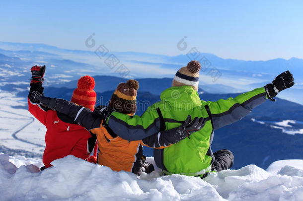 三个孩子在山上